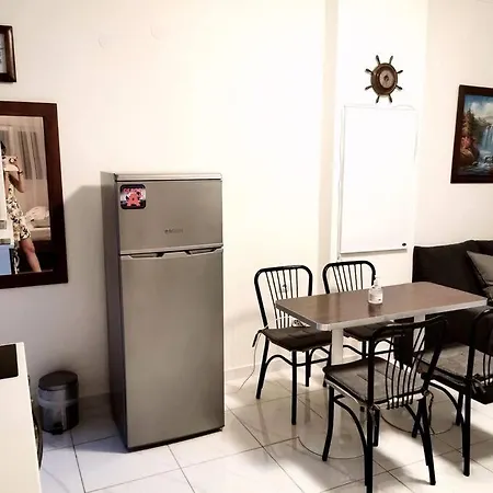 With 3 Just 1 Min From The And Free Public Parking *